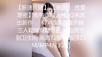 高颜值长发美女，厕所尿尿脱光光，肩上的裙带脱下露出两只饱满大白兔，奶头被吸的有点黑，尿完自慰一番 诱惑！