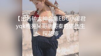 公园尾随穿卡通绿连衣裙小美妇上厕所,诱人的唇肉闭合成一个花形