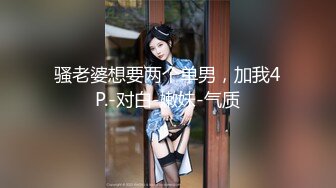 很是風騷淫蕩美少婦穿著開襠網絲不停的翹著屁股展示大肥臀和騷穴 掰開騷穴很淫蕩