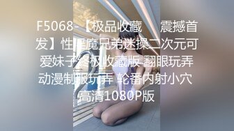 2021三月新流出厕拍大神酒吧全景无门女厕偷拍，第11季牛仔裤靓妹摸了一下后面鼻子闻闻有什么奇怪的味道