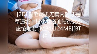 真实夫妻居家玩弄媳妇的逼逼给狼友看，掰开小穴展示无套插入媳妇的逼逼漏出骚奶子爆草抽插，嫂子差点露脸了