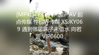 白嫩漂亮的美女被2个朋友故意带到KTV包房挑战刺激啪