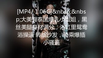 [MP4/ 1.44G] 黑客破解家庭摄像头偷拍玩摄影的退休中年大叔与性感娇妻的性福生活做爱不输年轻人