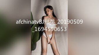 冒死趴墙偷窥房东的女儿洗澡❤️被她家的狗发现了一直叫